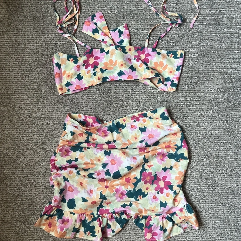 set - Picture 2 of 4